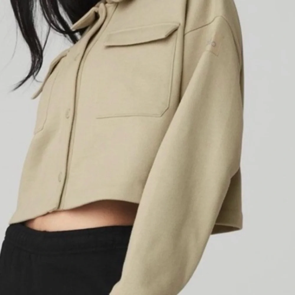 Alo Yoga Renown women’s Cropped Button-Up Pullover size large